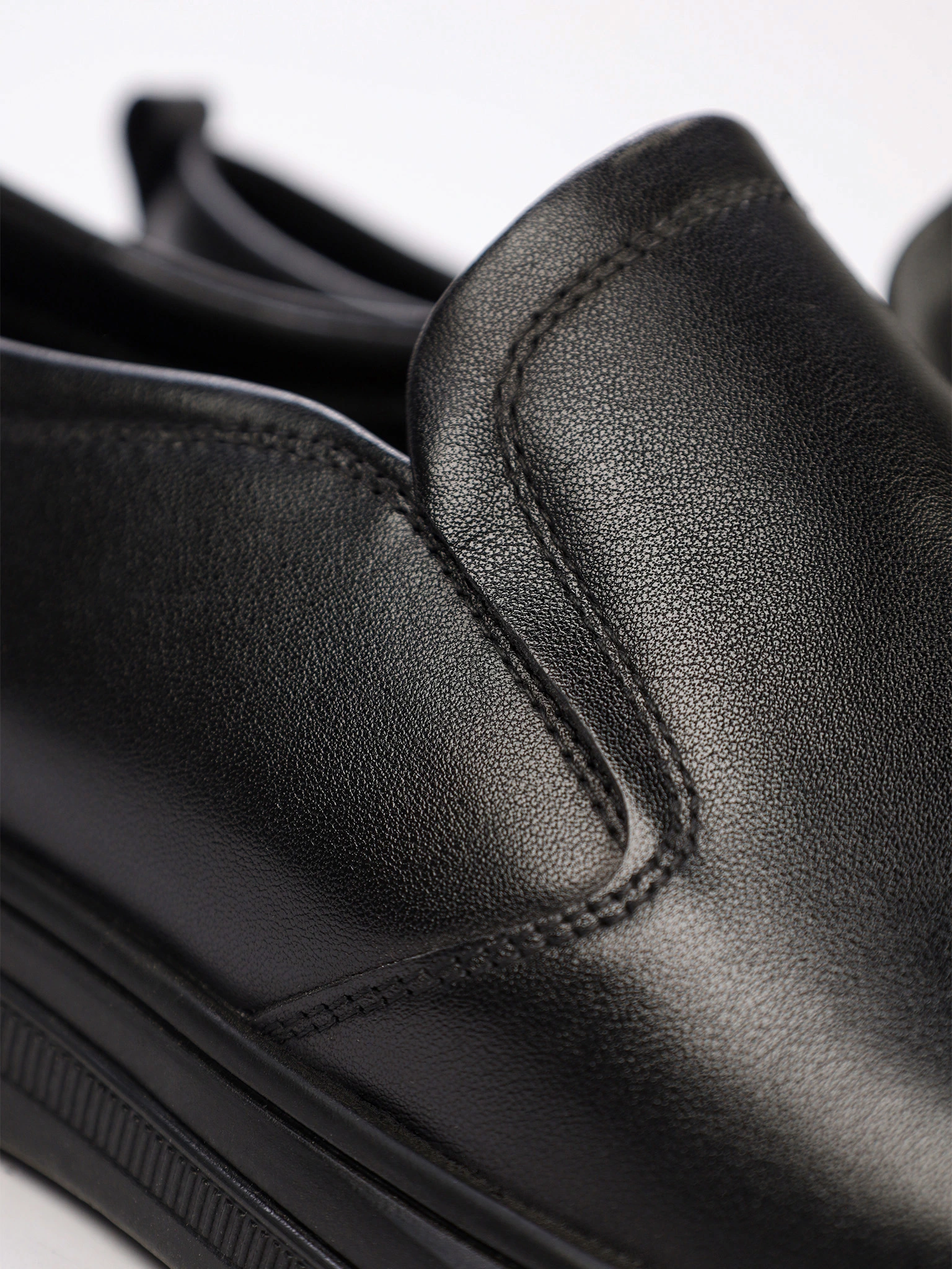 Туфли черного цвета с эластичными вставками